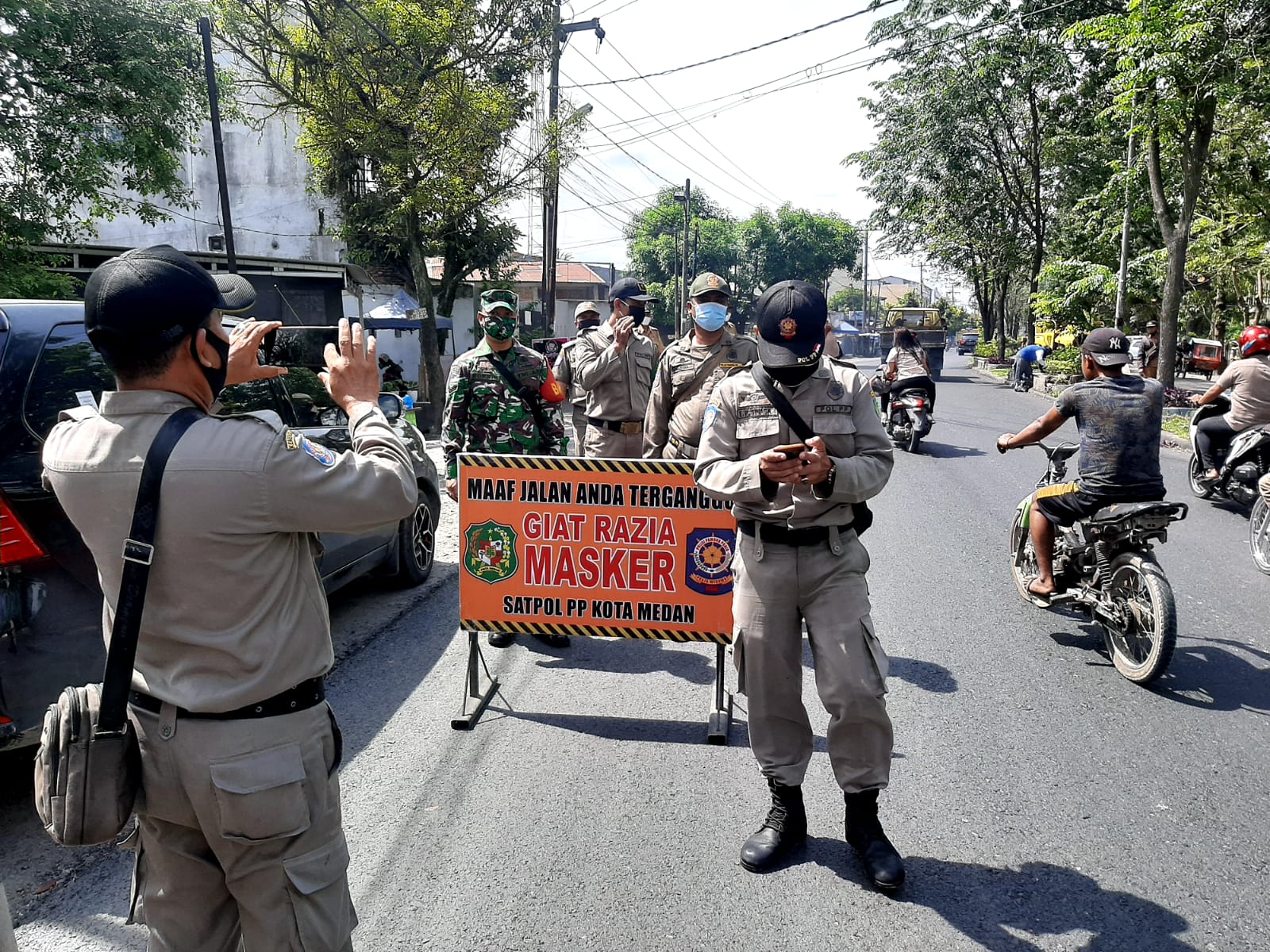 Bersama SatPol PP, Babinsa, Bhabinkamtibmas Medan Sunggal Tekan Penyebaran Covid 19